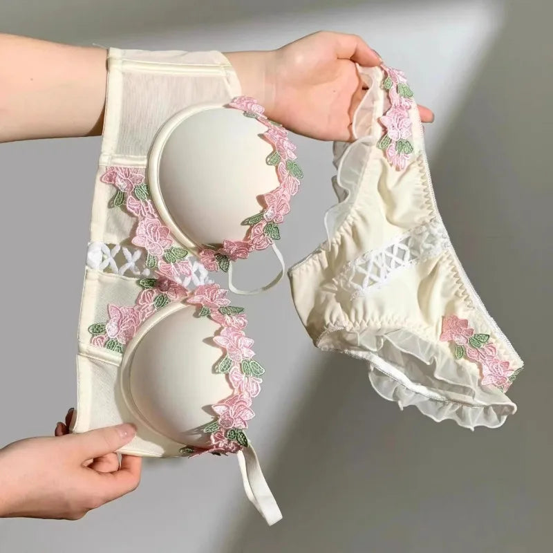 MOYISU Victorian Underwear Set - Delicate Cream Bralette with Floral Stitch, Retro Sweetheart Neckline for Petite Bust Elegance