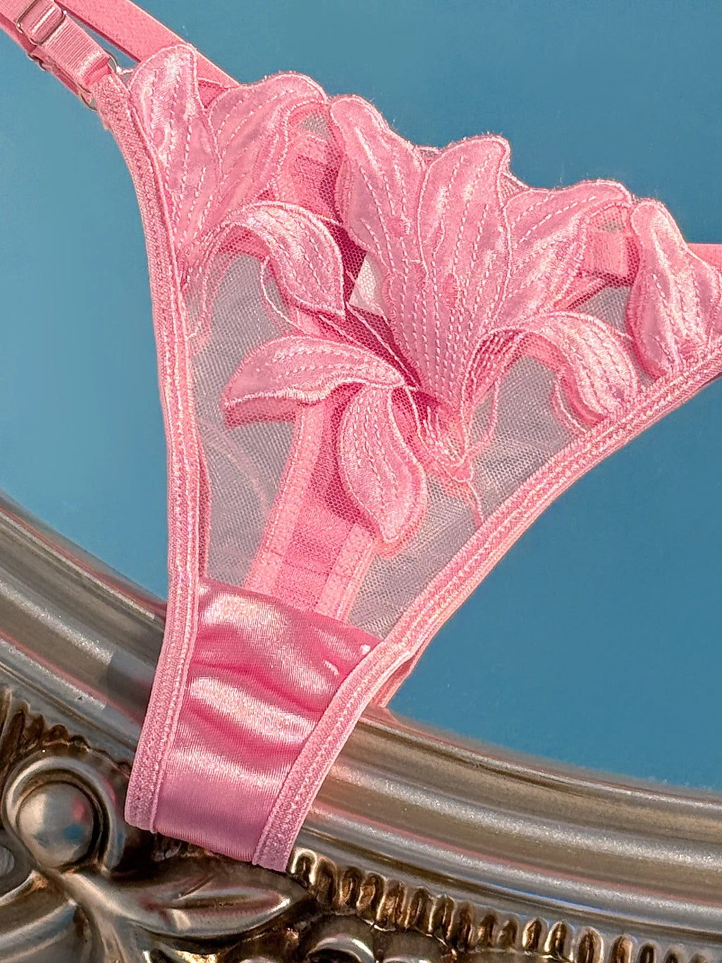 The pink girl-style is both comfortable and breathable. It comes with a lace-formed bra and adjustable shoulder straps ZA824031