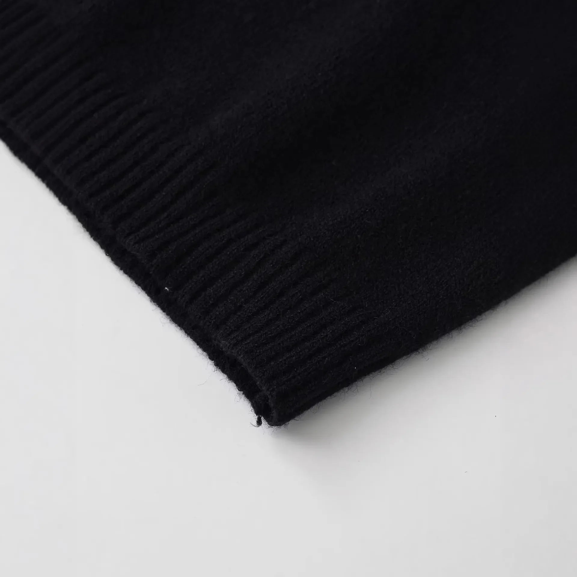 Fashion Casual Short-sleeve Knit Top With Black Short Sleeve Knit Top Gold Button Detail Round Neck Slim Fit Casual Sweater GRQ4