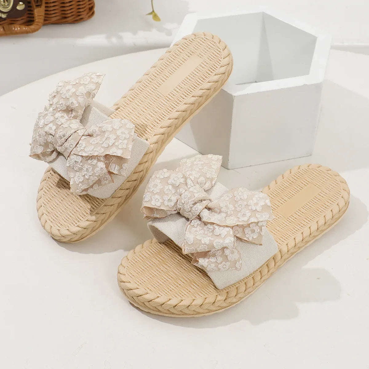 2026 New Women's Fashion Trend Lace Bow Anti Slip, Wear-resistant, Comfortable Soft Sole Flat Heel Slippers