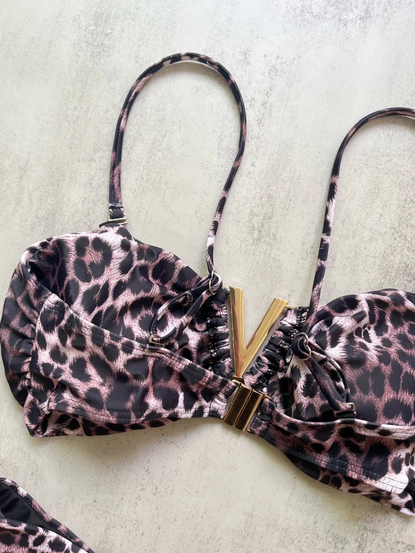 Sexy women's triangle leopard print bikini 2-piece set metal V decoration summer beach split swimsuit
