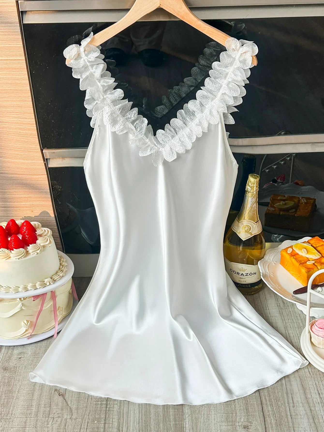 Women Petals Trim V Neck Nightdress Elegant Sleeveless Sleep Dress Perfect for Romantic Date Nights Valentine's Day and Special
