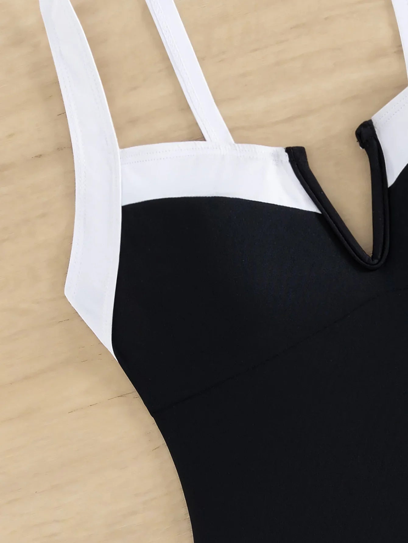 Sexy V Wire Swimwear Women 2025 White Black Contrast Slim Tummy Control One Piece Swimsuit Beach Backless Bathing Suit Monokini