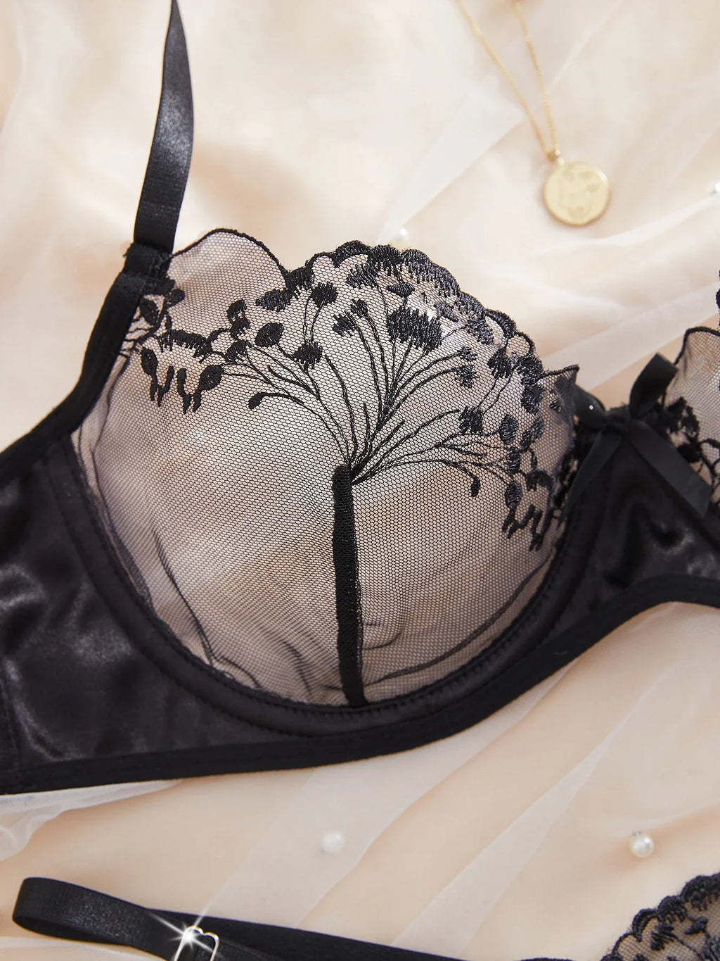 Valentine's Day Ladies Black Forest Wave Lace Sexy Underwear Set Romantic Floral Trim Bustier Nightgown for Women