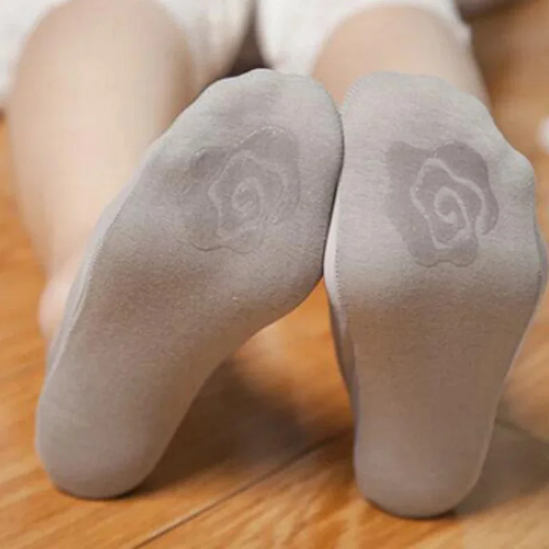 Women's Shallow Mouth Socks Ultra-Thin No Trace Invisible Sock Slippers Summer Ice Silk Boat Socks Silicone Anti-Skid Boat Socks