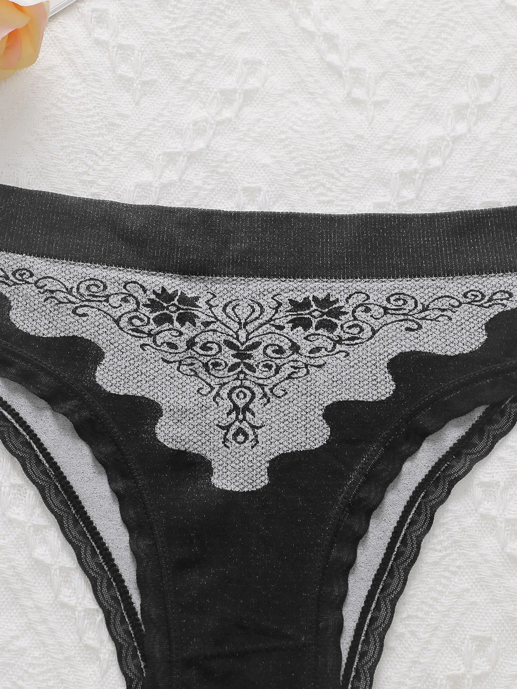 Women's sexy embroidered flower triangle underwear with seamless inner lining antibacterial easy to wash and dry underwear Z412
