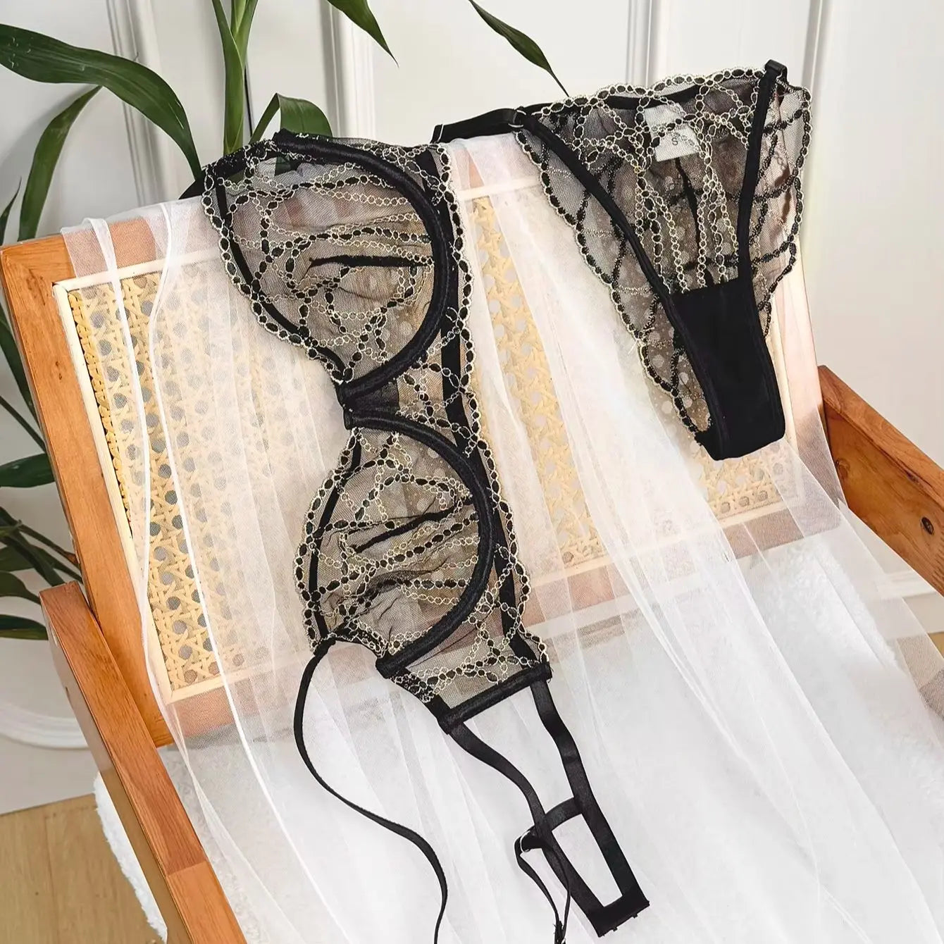 French Style Sexy See-through Lace Underwear Set with Gold Chain High-end Luxury Women's Bra And G-string Set