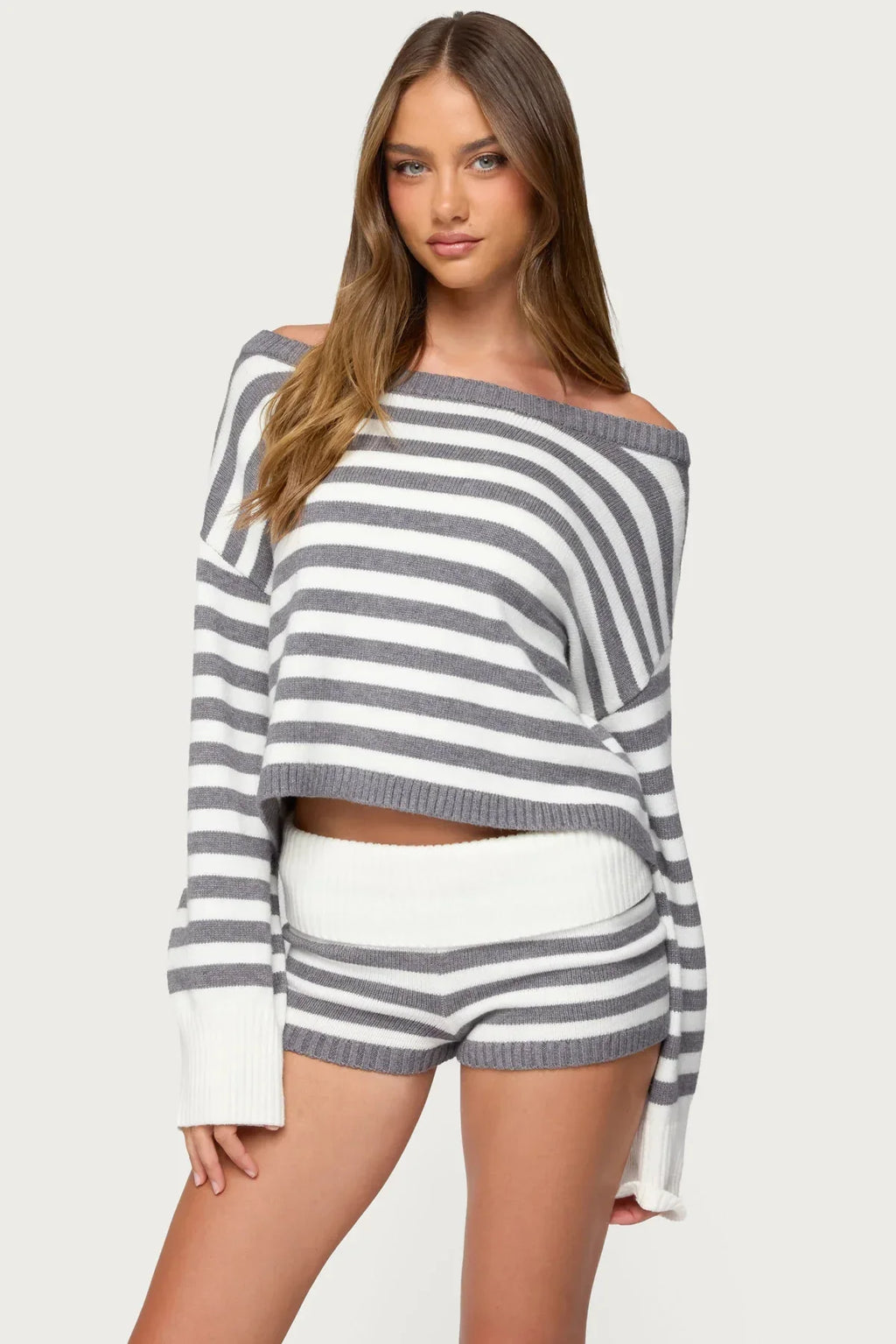 Women's spring suit 2026 European and American spring and summer women's fashionable lady solid color sweater short skirt suit