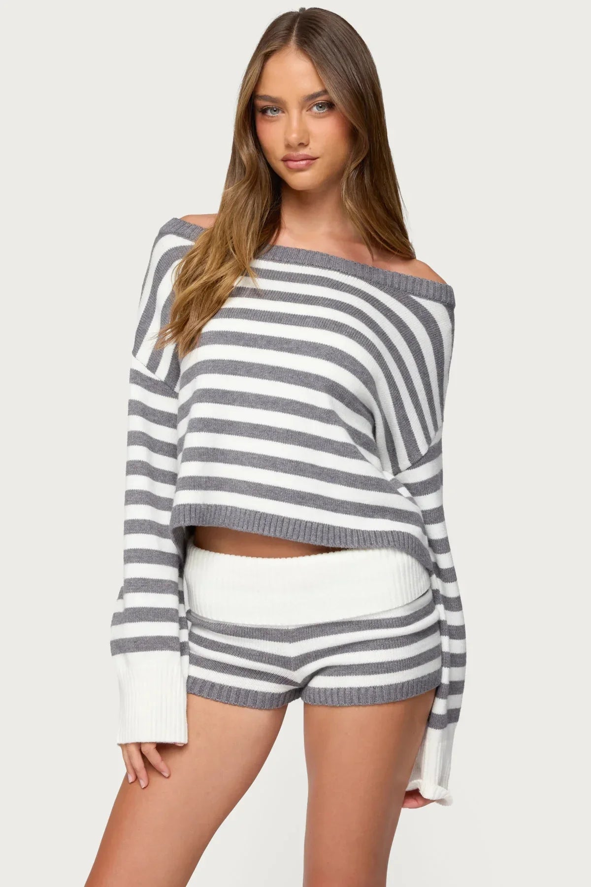 Women's spring suit 2026 European and American spring and summer women's fashionable lady solid color sweater short skirt suit