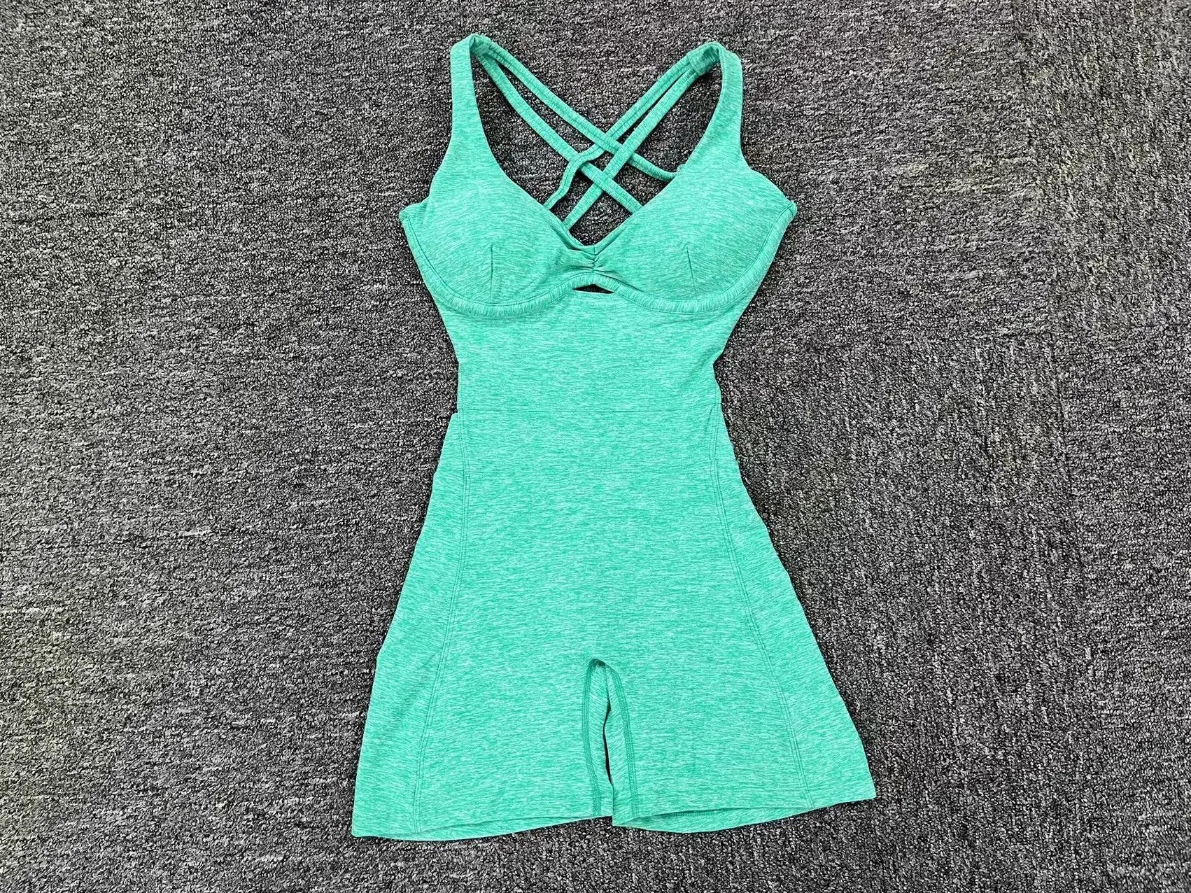 Adjustable double straps Open back  V shape back design Scrunch butt No front seam Flatlock Inseam  Removable pads BODYSUIT