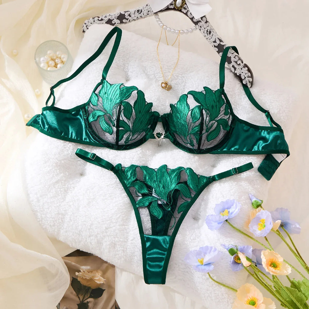 The pink girl-style is both comfortable and breathable. It comes with a lace-formed bra and adjustable shoulder straps ZA824031