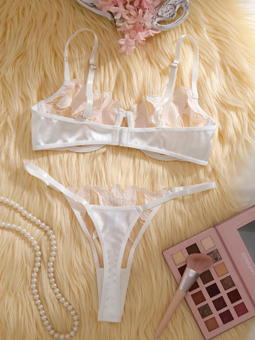 White sexy lingerie set, an experience of daily intimate life that is both pure and exudes allure ZA824031