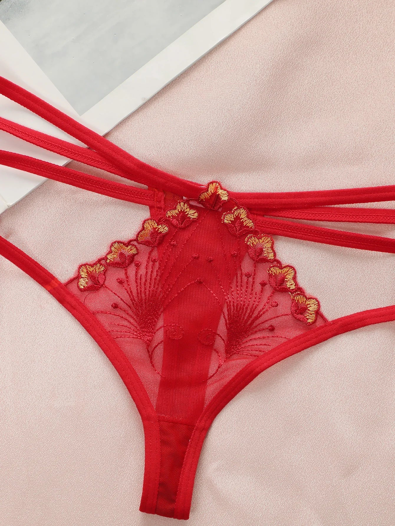 Women's sexy thong flower embroidery lace low waist seamless fun transparent ultra-thin comfortable close fitting underwear C954