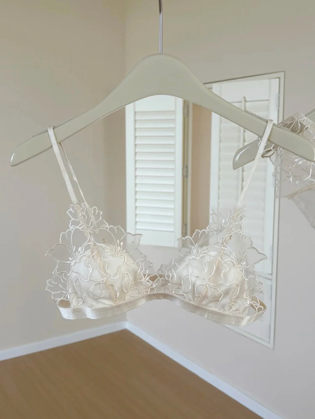 French Embroidery Lace Bralette Wireless Triangle Cup Bra for Women Elegant Underwear Set Thin Straps Small Chest Cover MOYISU