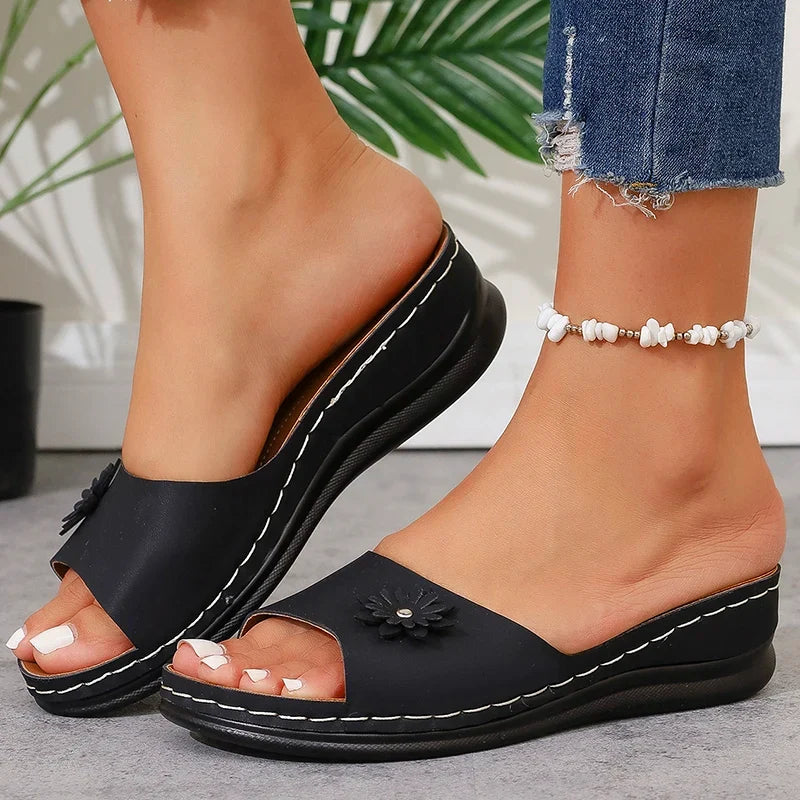 Lightweight Wedges Slippers Women 2025 Summer Flower Decor Thick Sole Sandals Woman Plus Size 36-43 Platform Beach Flip Flops