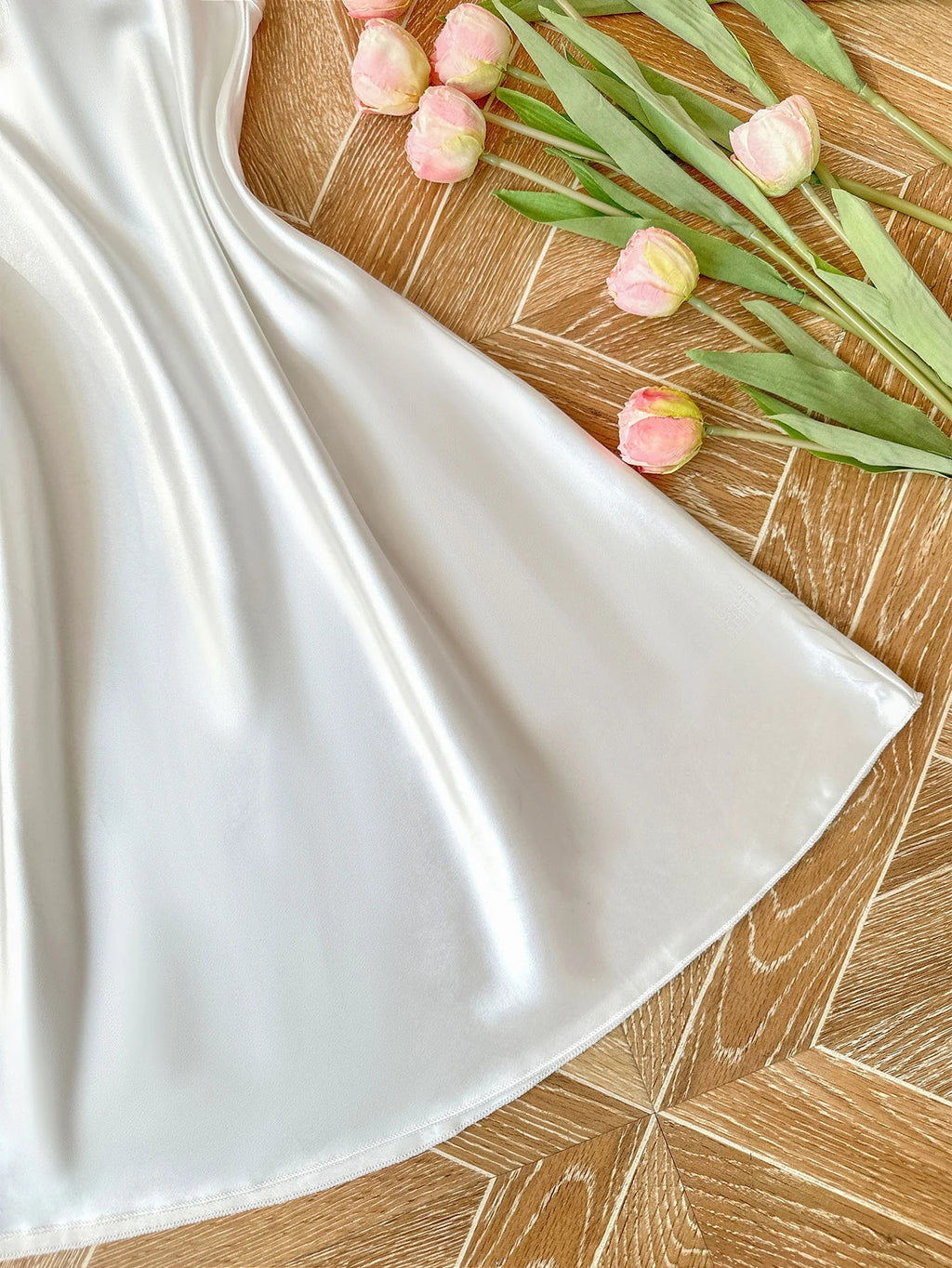 Women Petals Trim V Neck Nightdress Elegant Sleeveless Sleep Dress Perfect for Romantic Date Nights Valentine's Day and Special