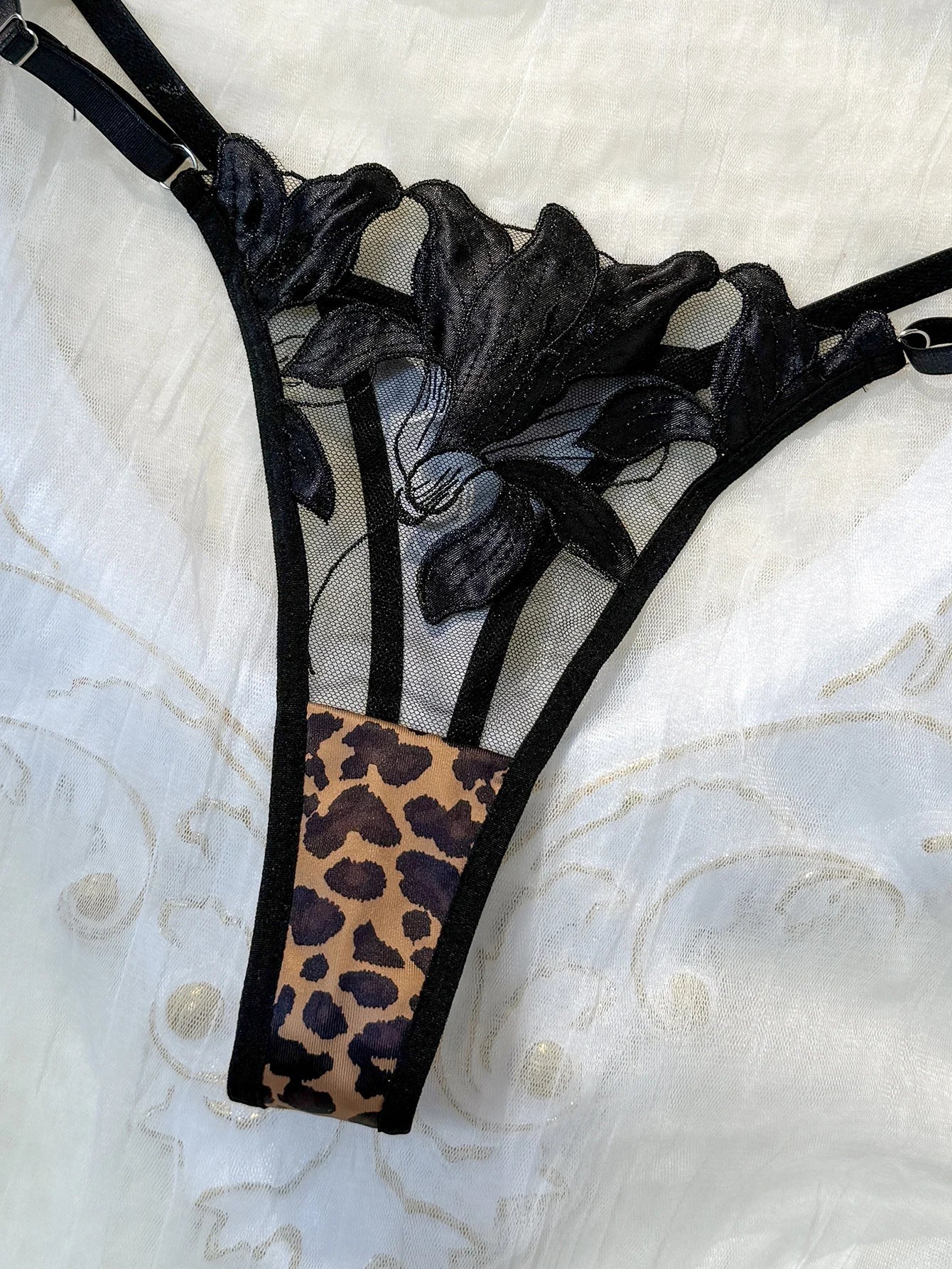 A Set of Black Sexy Lingerie, Featuring Leopard Print and Floral Patterns, Has Highly Alluring Transparent Visual Effect ZA82518