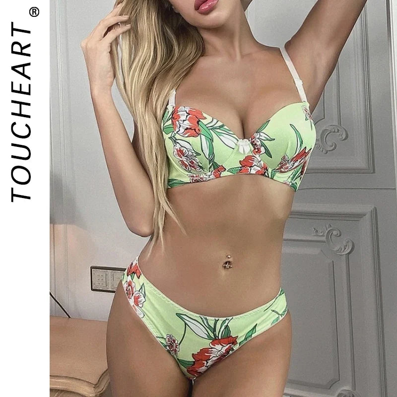 Toucheart Women's Traceless Bra Set Steel Rings Breathable Underwear with Gathered Design To Prevent Exposure Comfortable Fit