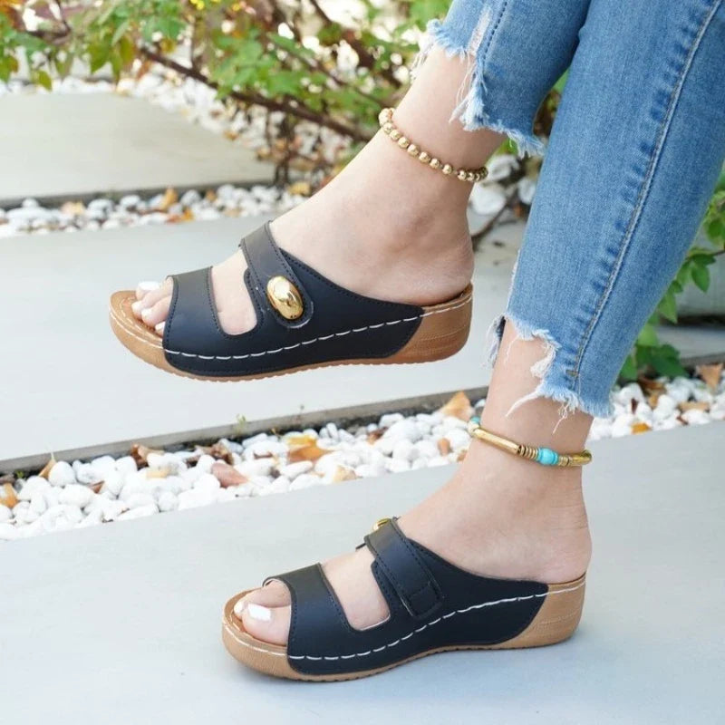Women's Fashion Wedge-heeled  Leisure Slippers 2026 Summer New Lightweight Open-toed Platform Slippers.