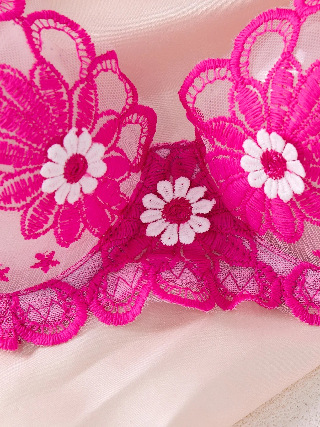 A sexy RoseRed lingerie set, including a daisy-patterned bra and thong, a comfortable family-style women's two-piece ZA825086