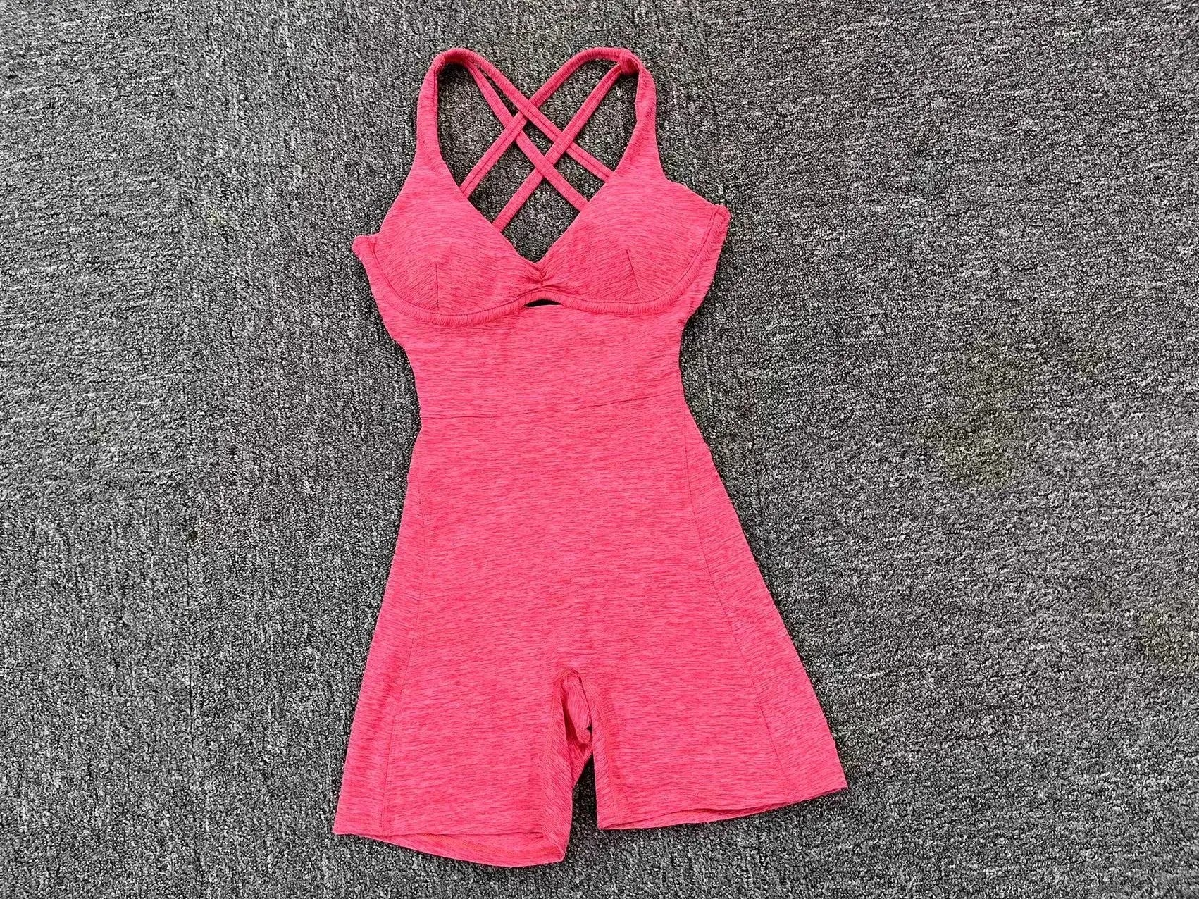 Adjustable double straps Open back  V shape back design Scrunch butt No front seam Flatlock Inseam  Removable pads BODYSUIT