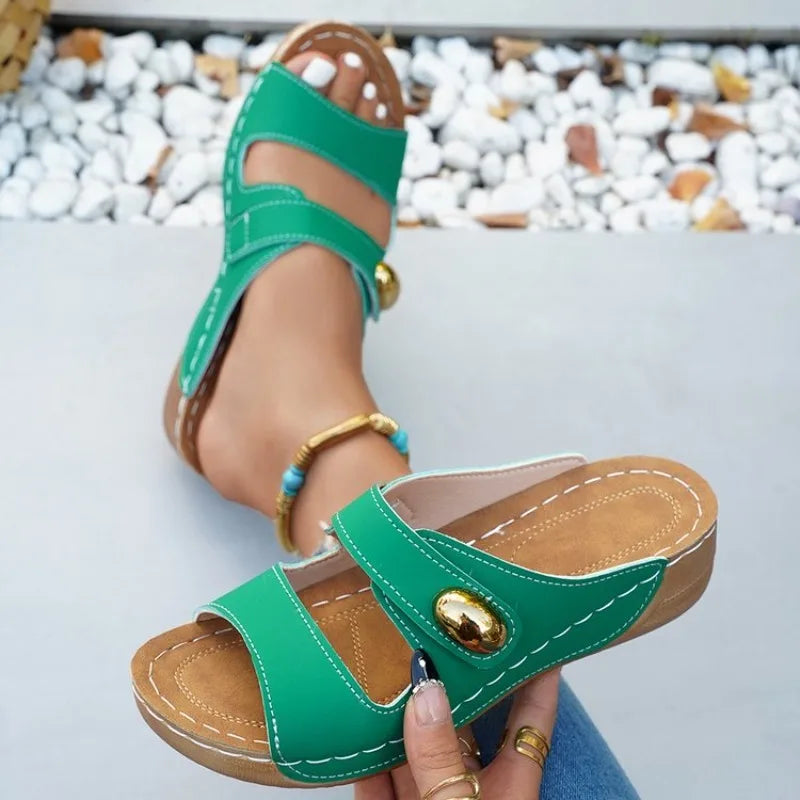 Women's Fashion Wedge-heeled  Leisure Slippers 2026 Summer New Lightweight Open-toed Platform Slippers.