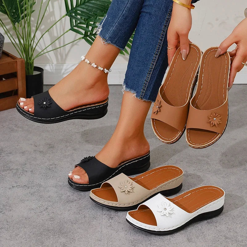 Lightweight Wedges Slippers Women 2025 Summer Flower Decor Thick Sole Sandals Woman Plus Size 36-43 Platform Beach Flip Flops
