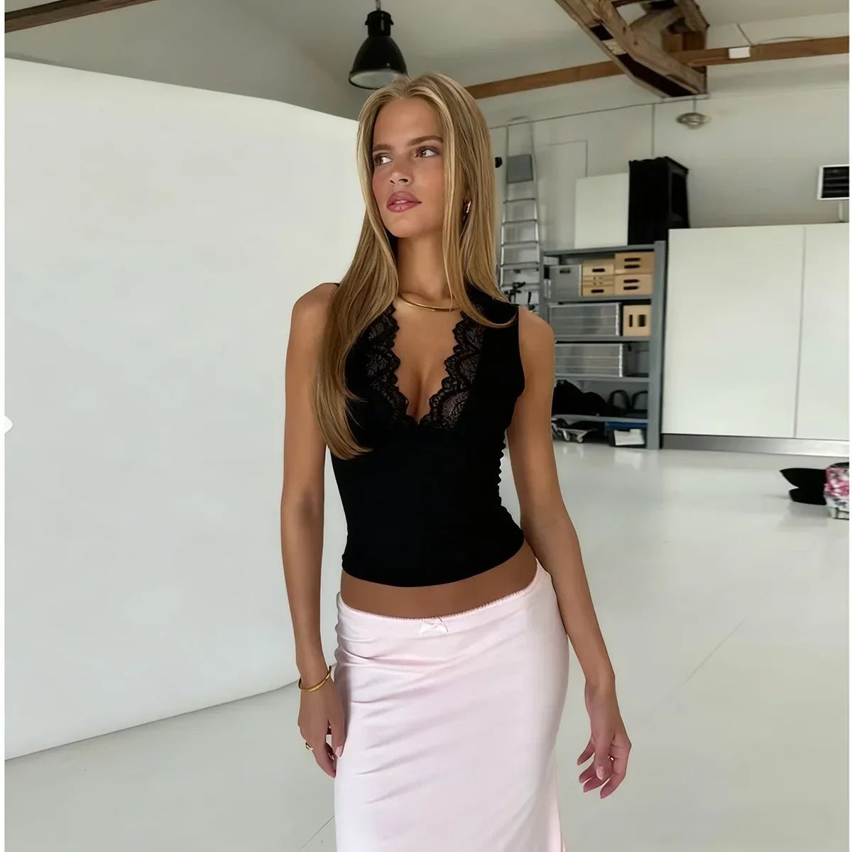 2026 Spring Summer New Arrival Elegant Sleeveless Women's Short Top Chic Fitted Lace-Panel Deep V-Neck Crop Tank Top Commute