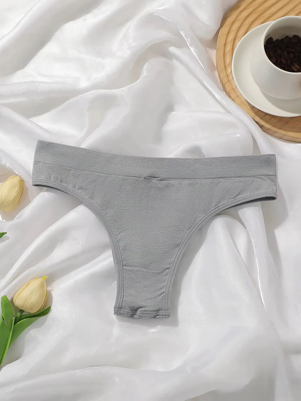 Seamless thong sports yoga comfortable seamless underwear sexy solid color women's underwear Z626