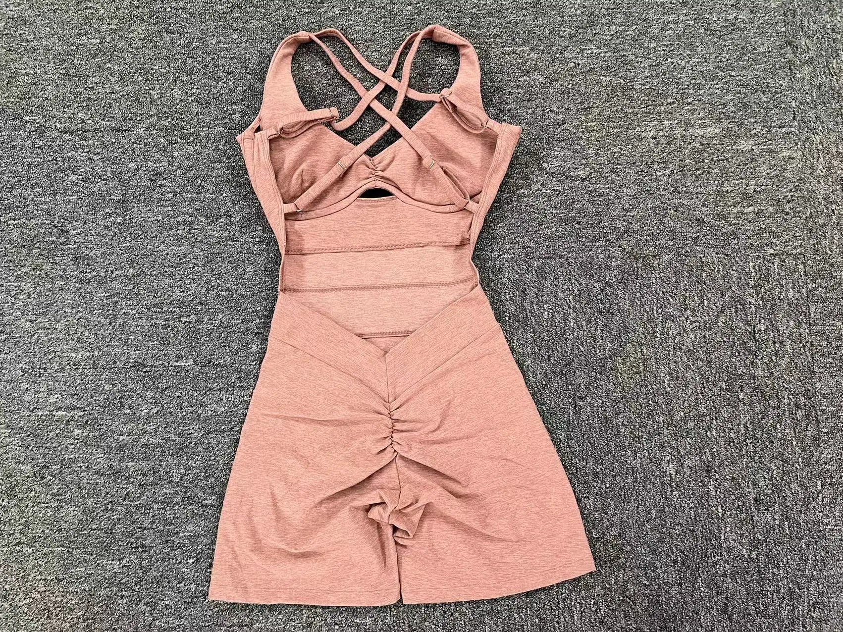 Adjustable double straps Open back  V shape back design Scrunch butt No front seam Flatlock Inseam  Removable pads BODYSUIT