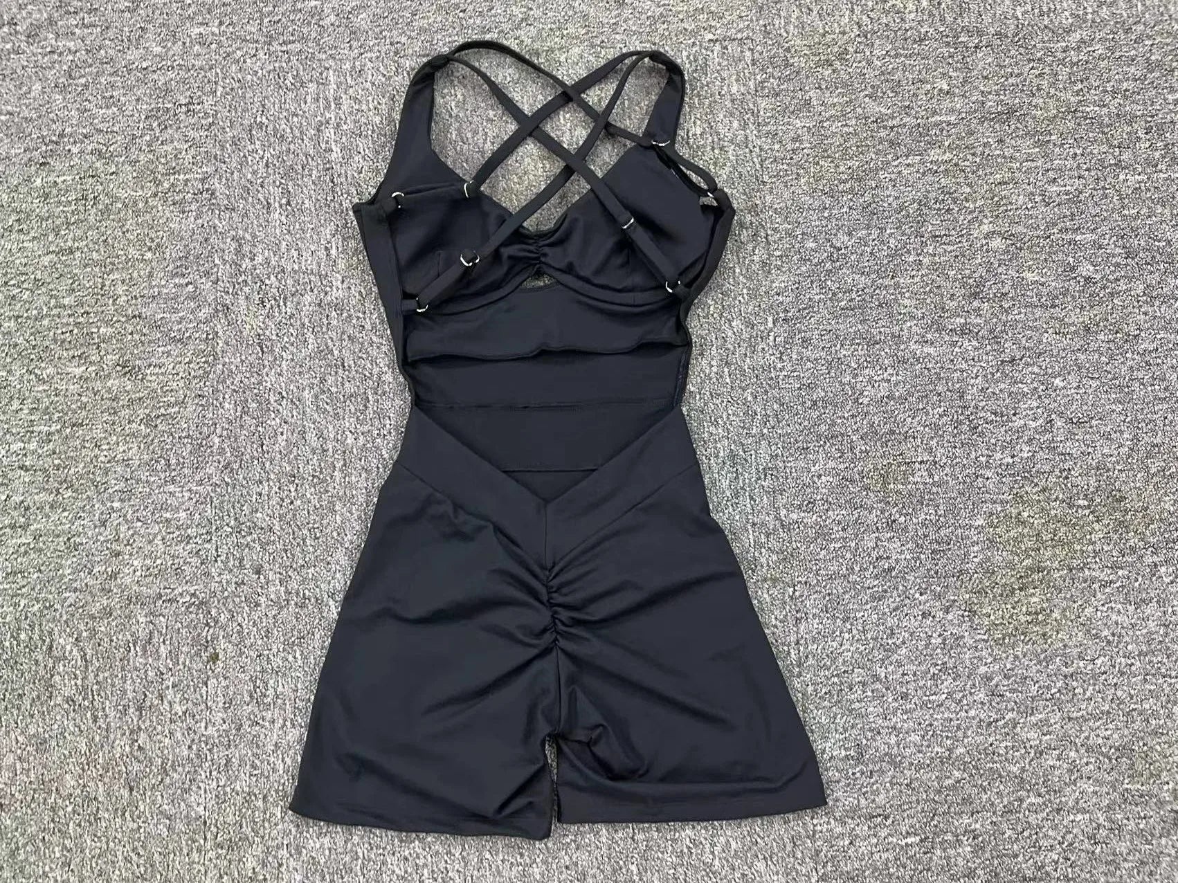 Adjustable double straps Open back  V shape back design Scrunch butt No front seam Flatlock Inseam  Removable pads BODYSUIT