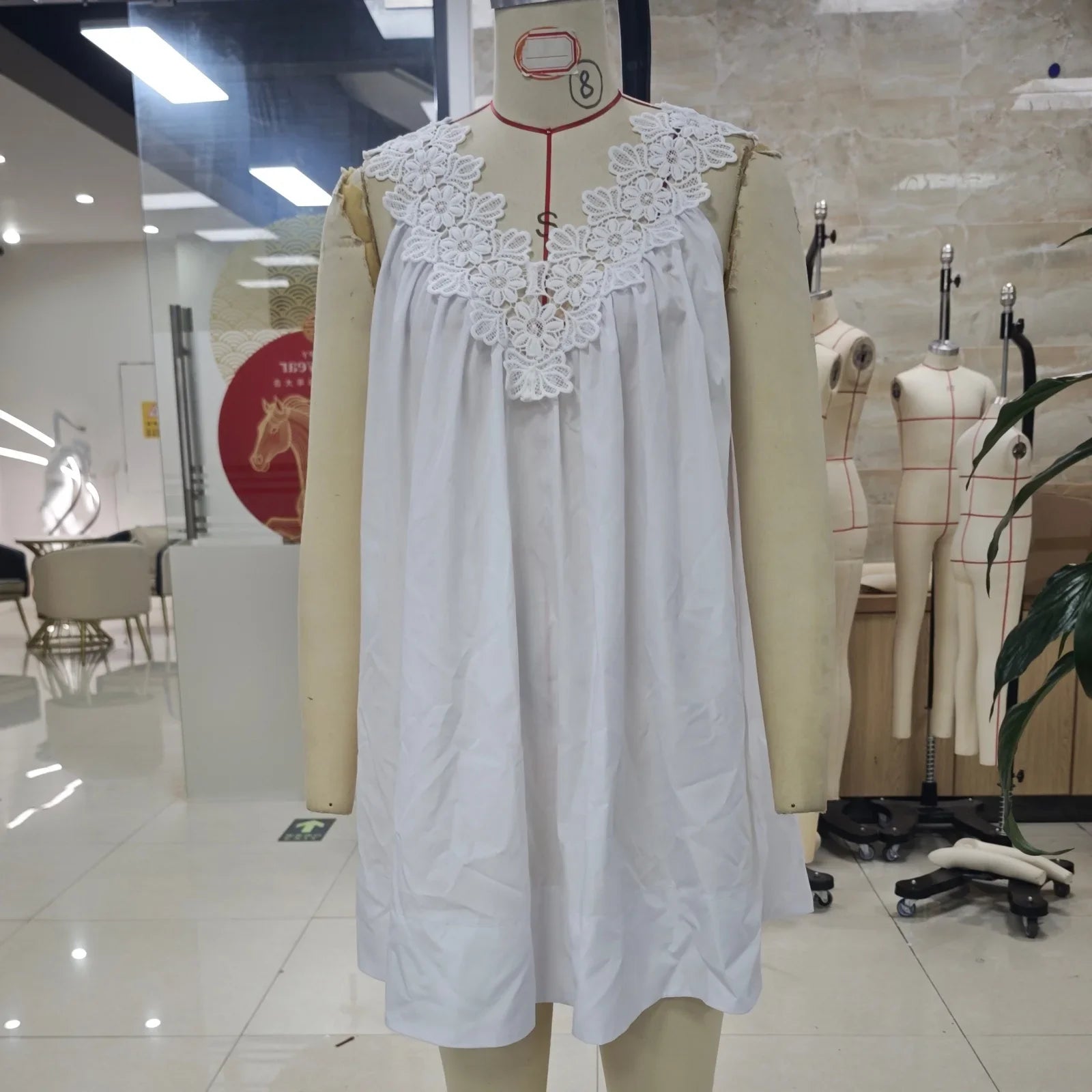 Women's Sleeveless White Mini Dress Floral Lace V Neck Summer Fashionable Solid Color Loose Fit Dress for Beach Vacations