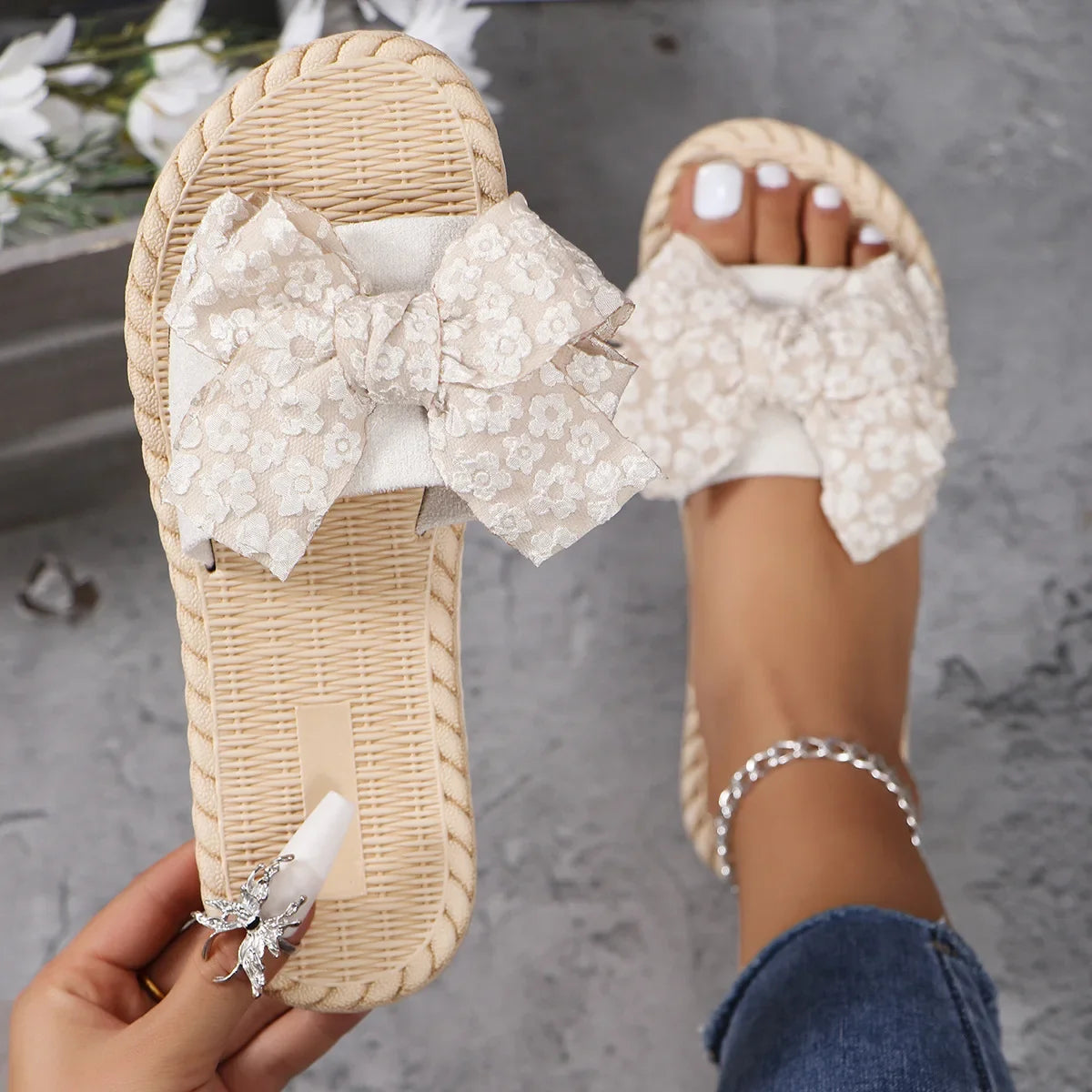 2026 New Women's Fashion Trend Lace Bow Anti Slip, Wear-resistant, Comfortable Soft Sole Flat Heel Slippers