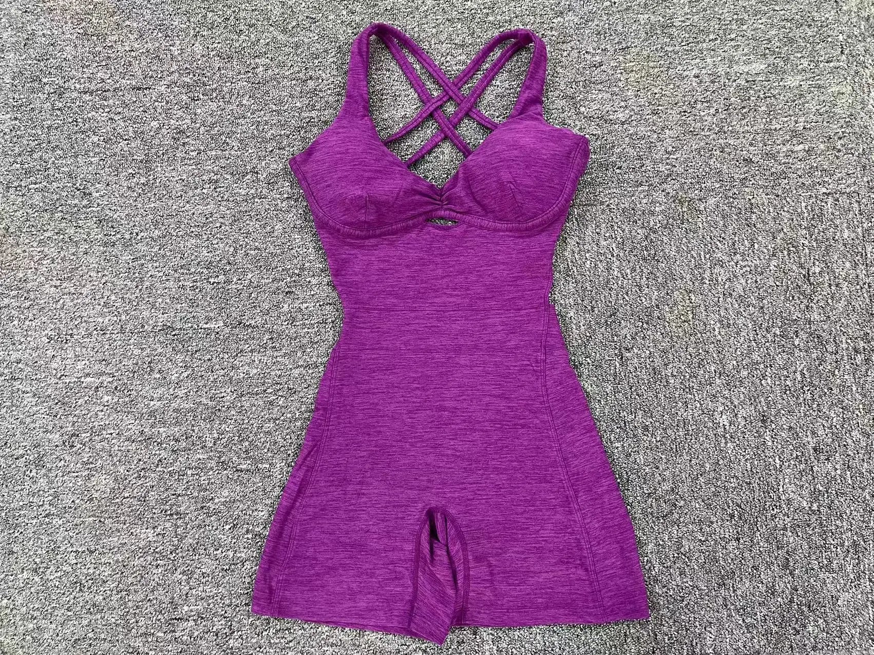 Adjustable double straps Open back  V shape back design Scrunch butt No front seam Flatlock Inseam  Removable pads BODYSUIT