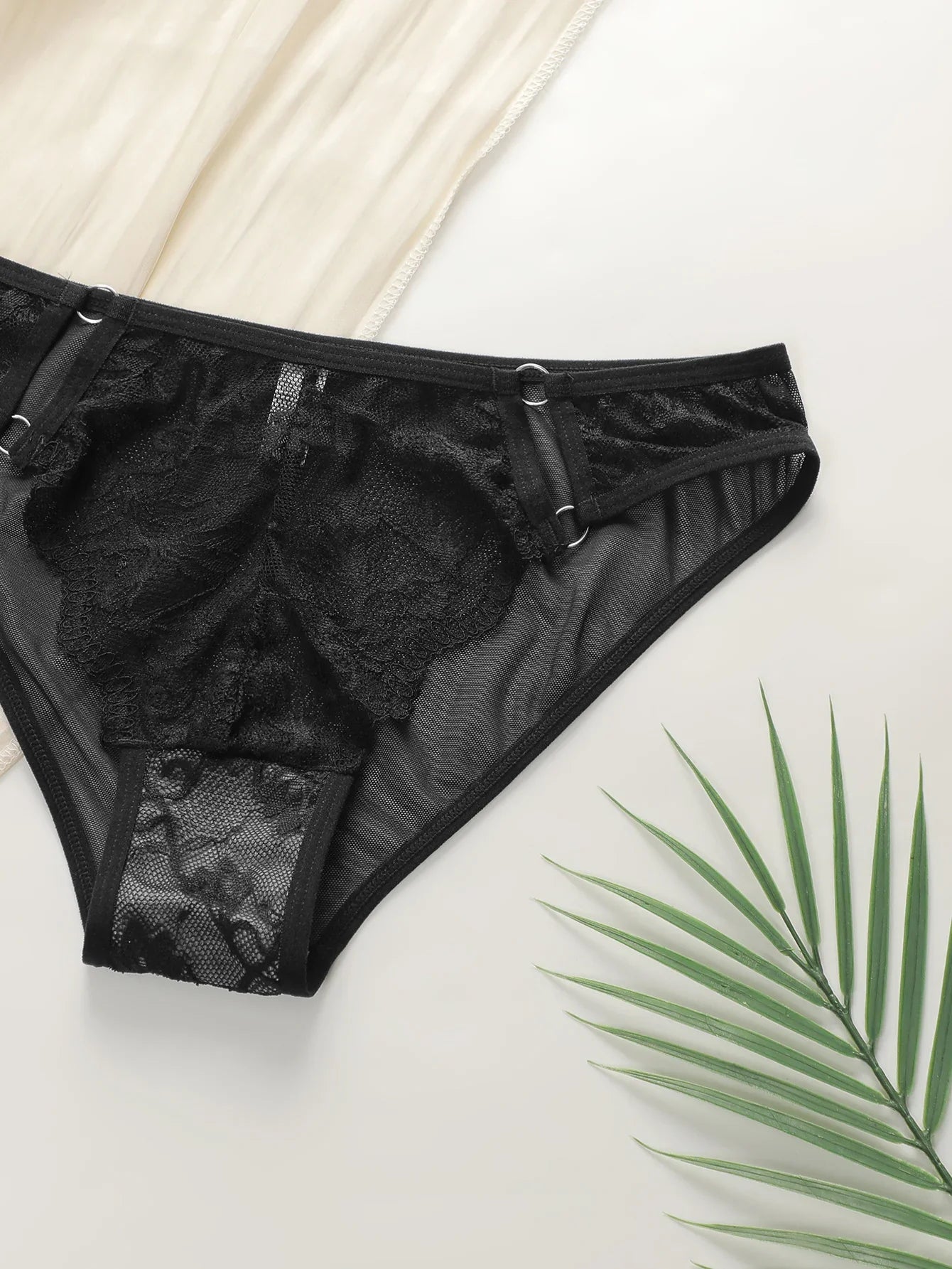 Women's sexy breathable lace underwear with low waist and no trace antibacterial easy to wash and dry underwear C2661