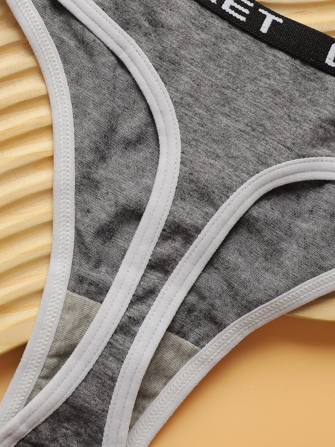 3-piece set of multi-color solid color letter with thong seamless interior antibacterial easy to wash and dry underwear C812