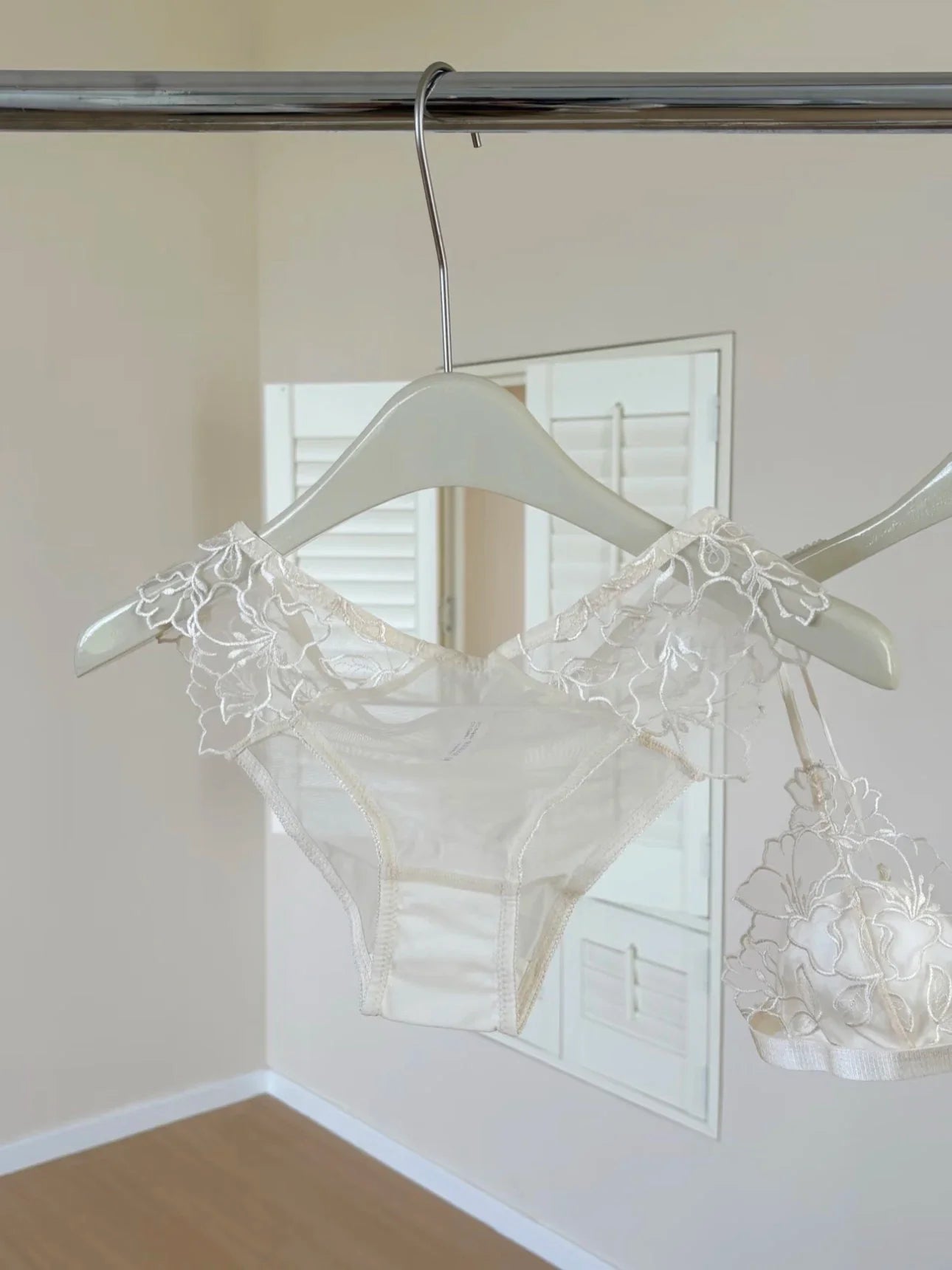 French Embroidery Lace Bralette Wireless Triangle Cup Bra for Women Elegant Underwear Set Thin Straps Small Chest Cover MOYISU