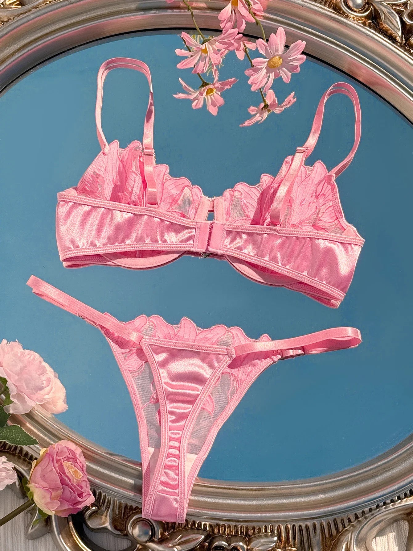 The pink girl-style is both comfortable and breathable. It comes with a lace-formed bra and adjustable shoulder straps ZA824031