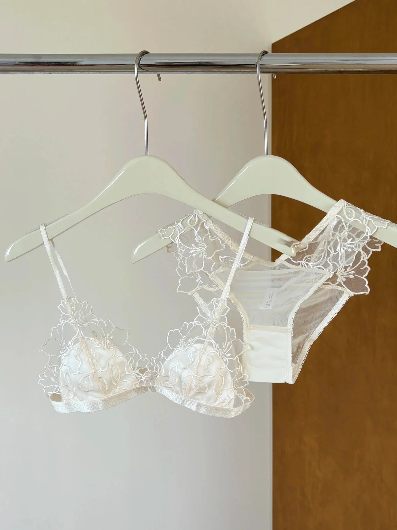 French Embroidery Lace Bralette Wireless Triangle Cup Bra for Women Elegant Underwear Set Thin Straps Small Chest Cover MOYISU
