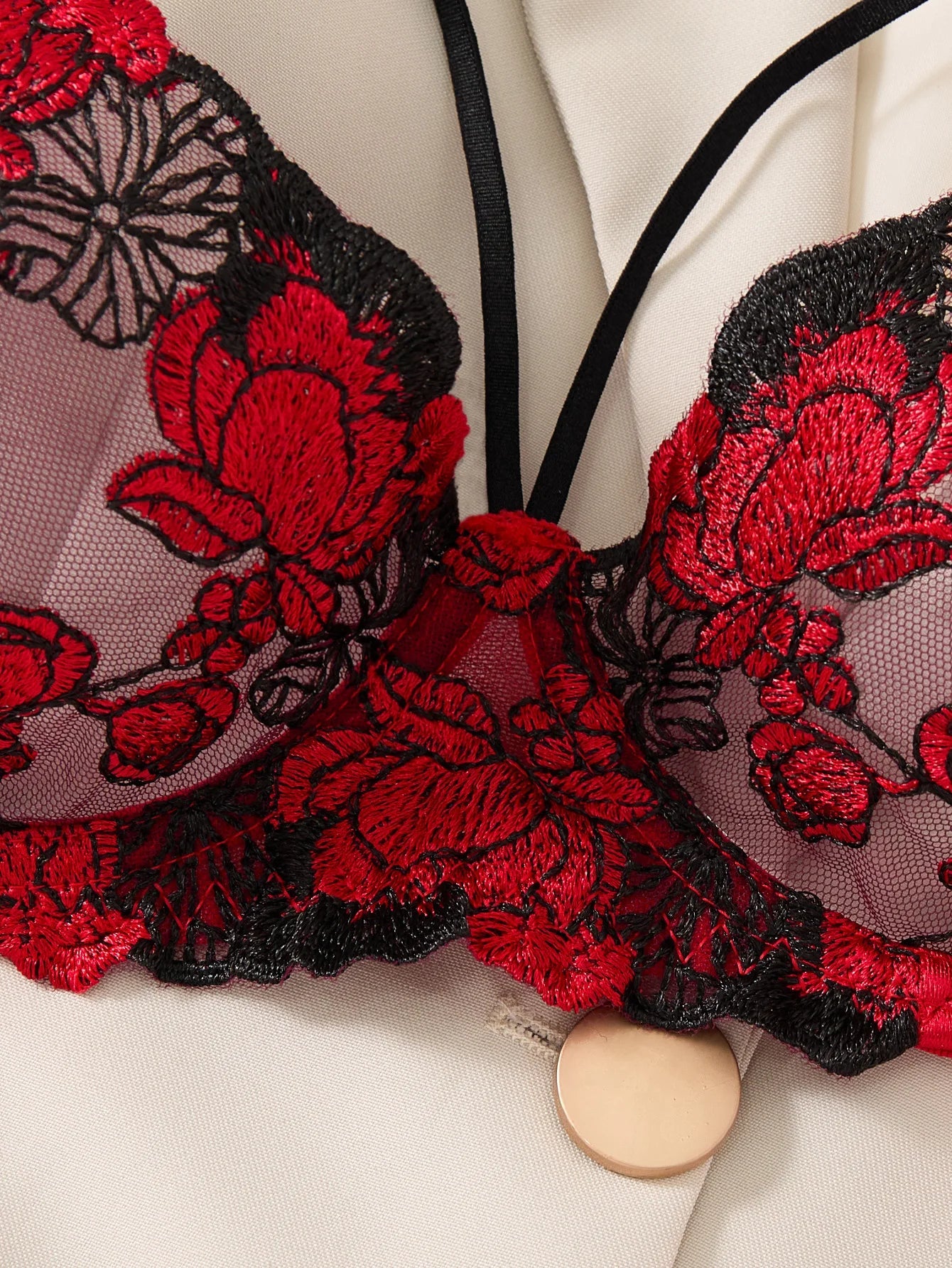 A Set of Sexy Red Lingerie, Including a Bra and Panties with Daisy Patterns, as Well as a Comfortable Home-Style ZA825127
