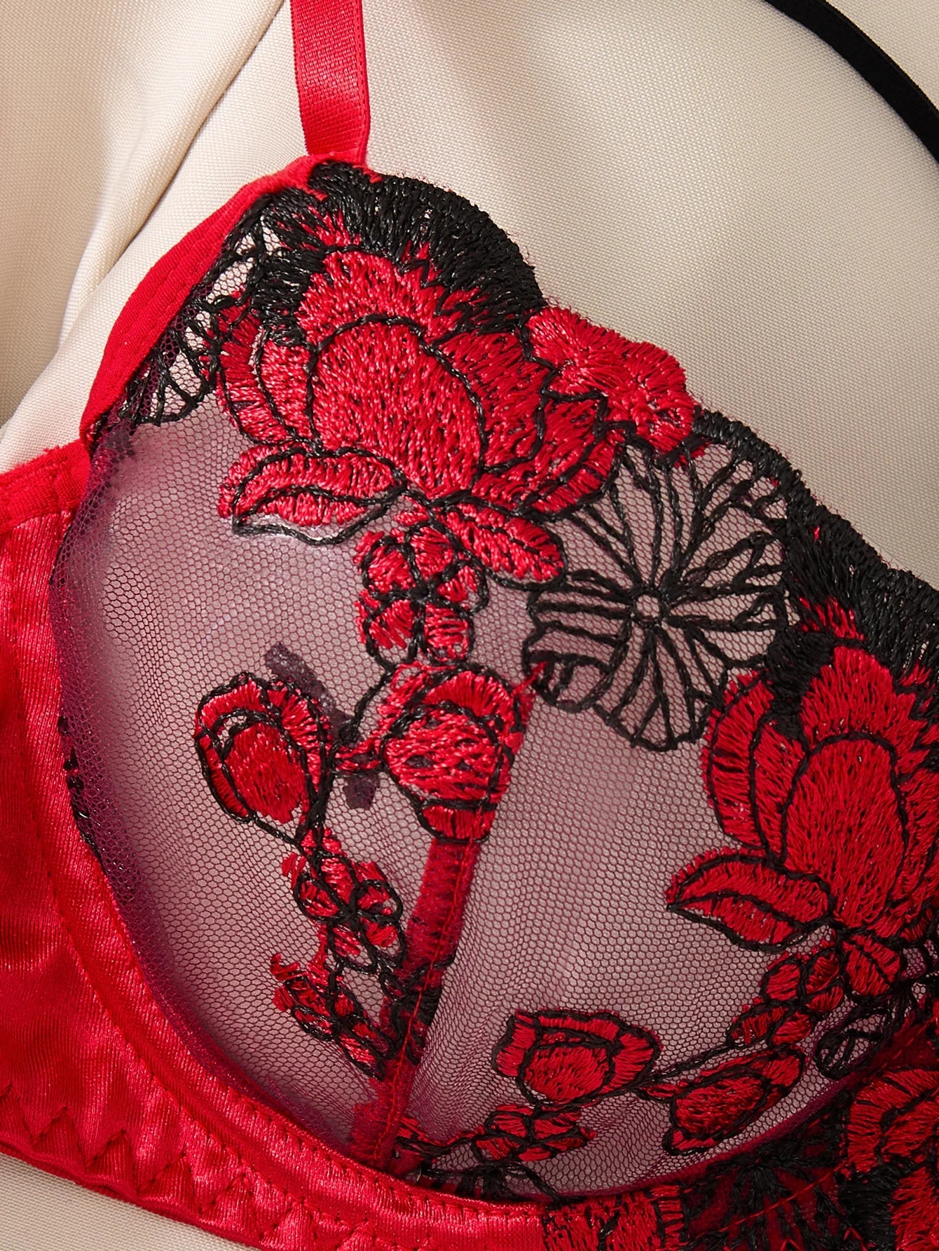 A Set of Sexy Red Lingerie, Including a Bra and Panties with Daisy Patterns, as Well as a Comfortable Home-Style ZA825127