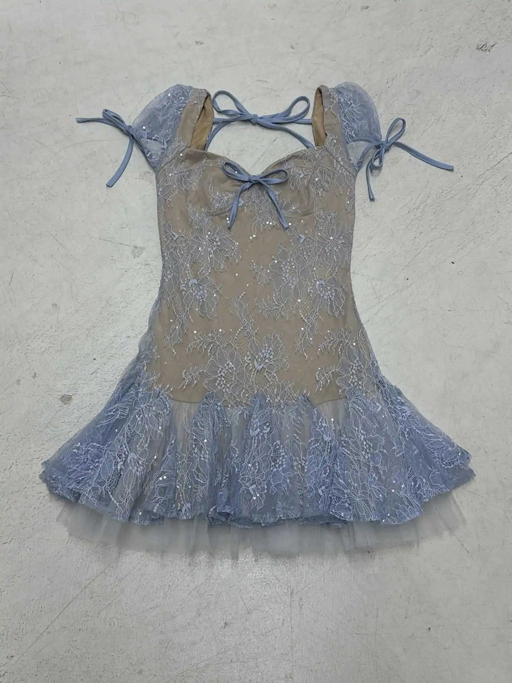 Dreamy and Western-style lace pleated princess dress with sparkling sequin design and puff-sleeved high-waisted dress.