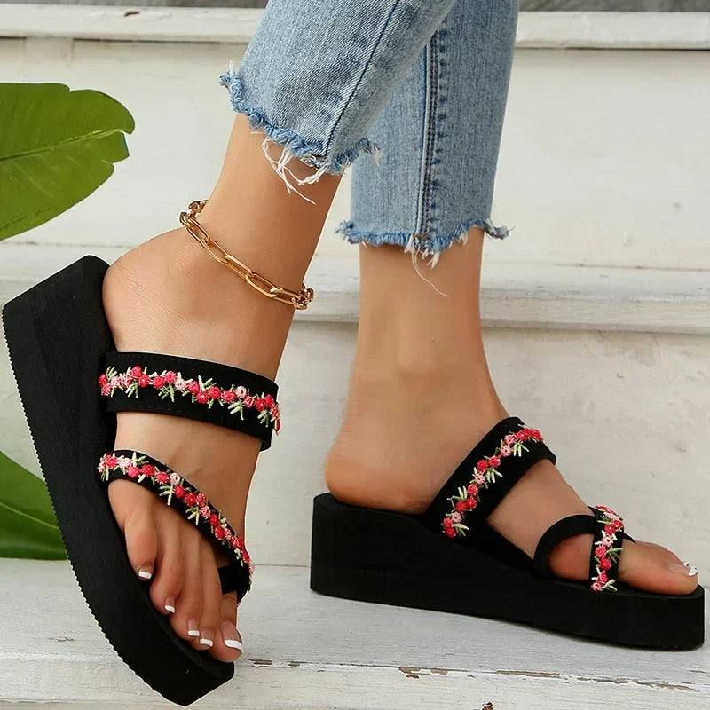 2025 Thick Bottom Clip Toe Slippers for Women Fashion Floral Fabric Wedge Sandals Woman Summer Eva Wear-Resistant Slides Female