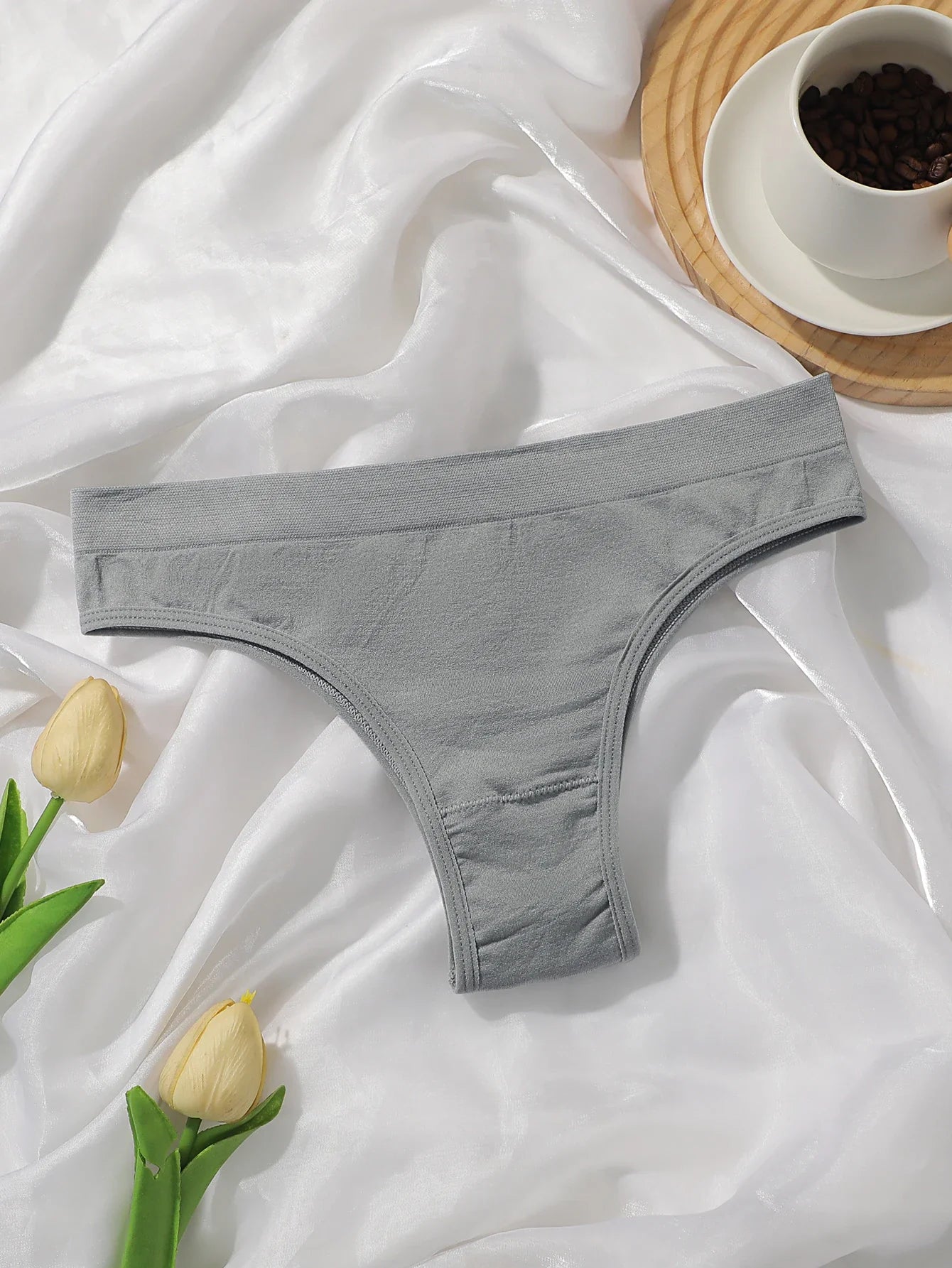 Seamless thong sports yoga comfortable seamless underwear sexy solid color women's underwear Z626