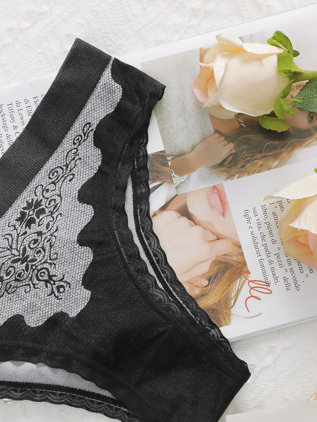 Women's sexy embroidered flower triangle underwear with seamless inner lining antibacterial easy to wash and dry underwear Z412
