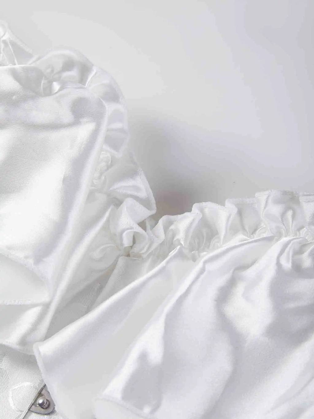 Chest corset with satin ruffled sleeves and waist-tightening palace corset at the back of the shoulder.
