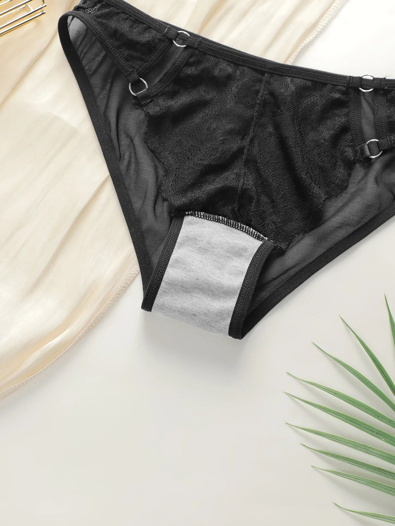Women's sexy breathable lace underwear with low waist and no trace antibacterial easy to wash and dry underwear C2661