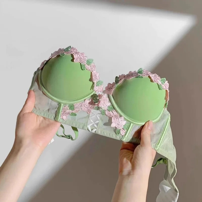 MOYISU Victorian Underwear Set - Delicate Cream Bralette with Floral Stitch, Retro Sweetheart Neckline for Petite Bust Elegance